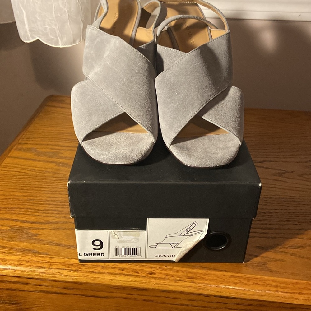 NIB Banana Republic Gray Wedges Size 9 - Picture 2 of 6